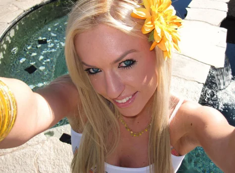 Victoria white birthday looner 36